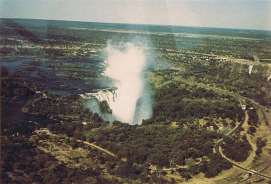 صور لشلالات فيكتوريا 800px-Victoria_Falls_from_t