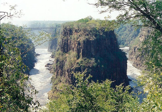 صور لشلالات فيكتوريا 800px-Victoria_Falls_gorge1