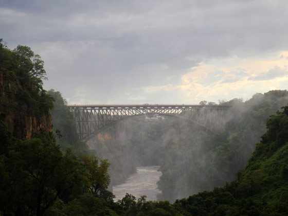  شلالات فيكتوريا 800px-Victoriafalls_bridge