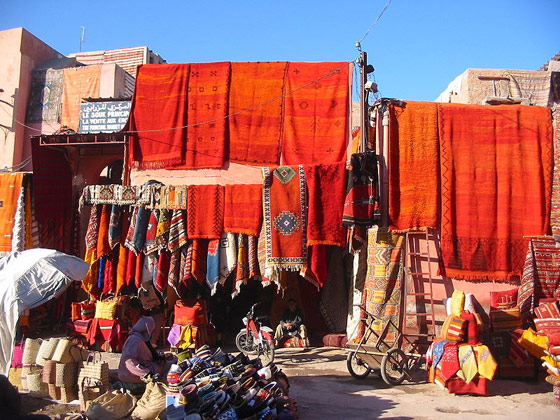 مراكش.. المتوغلة في التاريخ 800px-Carpets_in_Marrakech