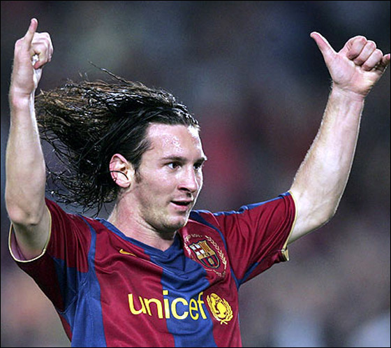 ميسي يفوز بجائزة الكرة الذهبية لعام 2009 Messi_10