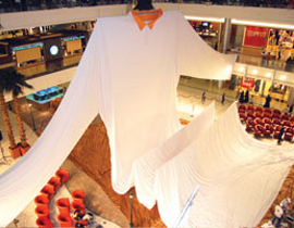 دبي تدخل كتاب "غينيس" لتصميمها ثوب عملاق يزن 400 كيلو! Dubai