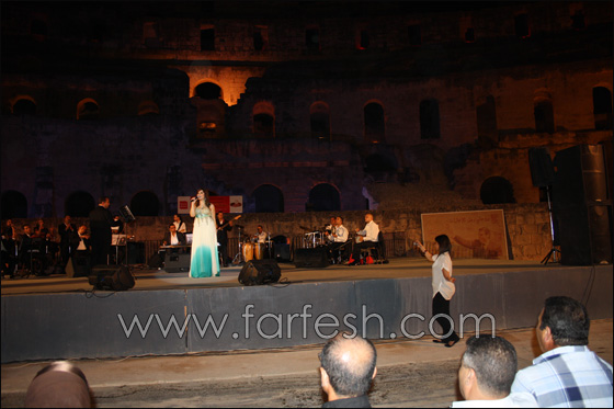 بالصور~ اماني السويسي تتألق في مهرجان الجم في تونس!  Amani_05