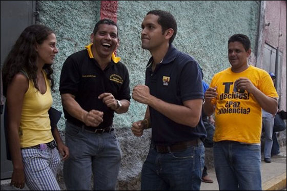  فنزويلا: عرض عملية زرع ثدي كجائزة في حملته الانتخابية!   Rojas_2