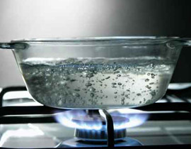  بعد 40 عاماً من الزواج.. تصب ماء مغلي على وجه زوجها!  Boiling