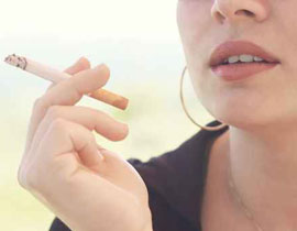  كويتية تدخن السيجار بالطائرة احتجاجا على تأخر اقلاعها  Smoking