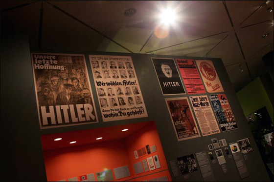 الآلاف يتوافدون على المعرض الخاص بـ"الحقبة النازية Hitler_4