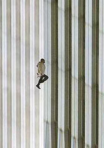 مصور محترف يلتقط صورة لرجل يقفز من برجي التجارة Dro_1