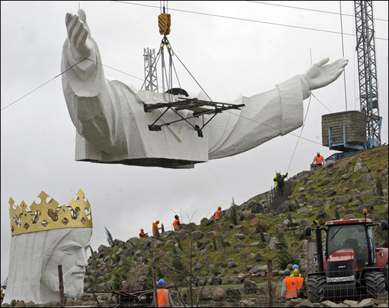 إزاحة الستار عن أطول تمثال للسيد المسيح في العالم Christ_Poland1