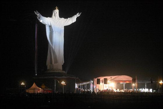 إزاحة الستار عن أطول تمثال للسيد المسيح في العالم Christ_Poland4