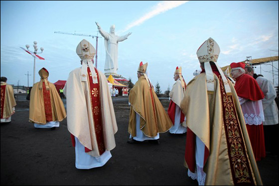 إزاحة الستار عن أطول تمثال للسيد المسيح في العالم Christ_Poland5