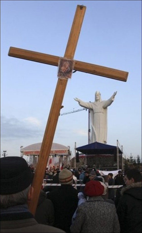 إزاحة الستار عن أطول تمثال للسيد المسيح في العالم Christ_Poland7