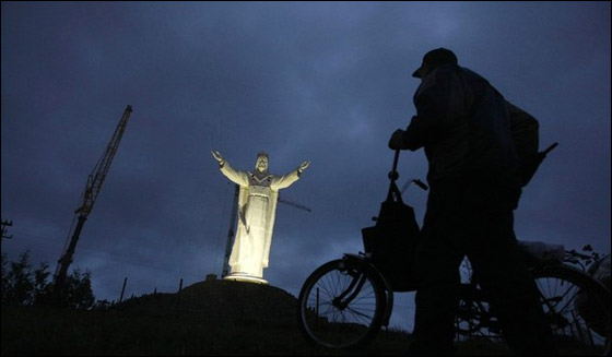 إزاحة الستار عن أطول تمثال للسيد المسيح في العالم Christ_Poland8