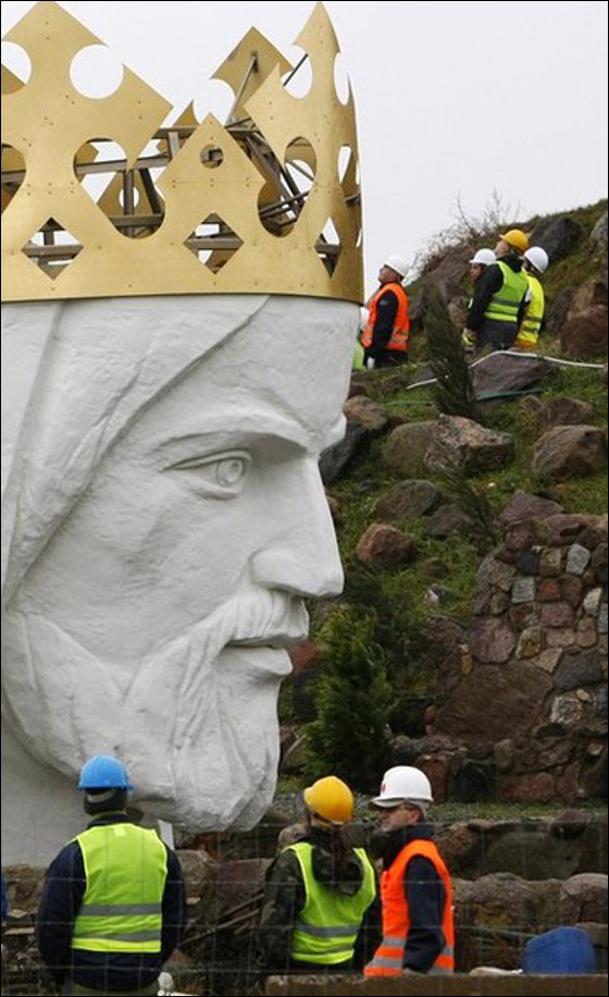 إزاحة الستار عن أطول تمثال للسيد المسيح في العالم Christ_Poland9