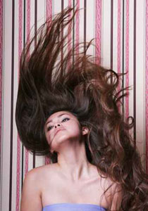 اليك.. 3 وصفات لتطويل وتكثيف الشعر!!  Hair210