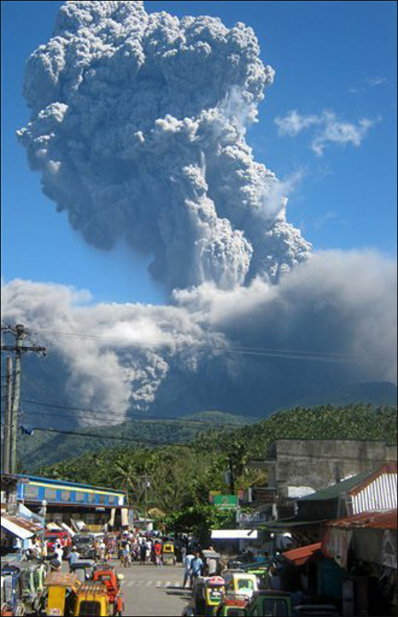 الفلبين: بركان يطلق رمادا وصل لارتفاع 3 كم وهروب الالاف  Volcano2