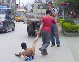 والد صيني يعري ابنه المراهق ويجرجره في الشارع!!  Tan