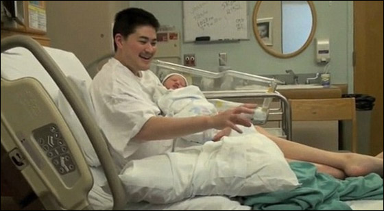 اول رجل حامل في العالم يظهر عضلاته بعد انجاب 3 اطفال  Beaty_6