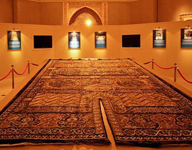 أبو ظبي: عرض أقدم كسوة كعبة عمرها 200 عام Kaaba_200