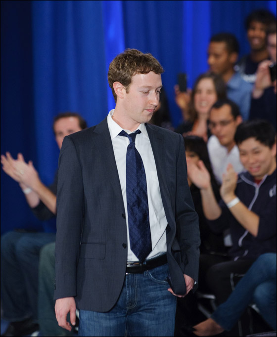 من هو أسوأ رجال العالم أناقة لعام 2011؟؟  Mark_Zuckerberg8