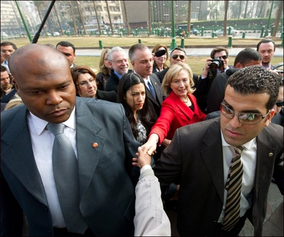 بالصور.. هيلاري كلينتون تجوب في ميدان التحرير بالقاهرة Hilary_clinton_01