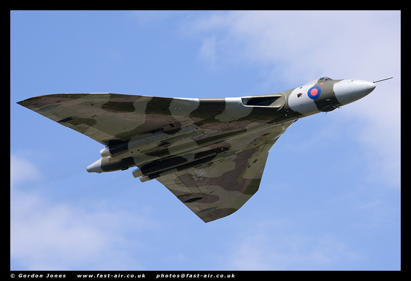 مانوع هذي الطائره او القاذفه !! RAF-Avro-Vulcan-B2-XH558-photo-4