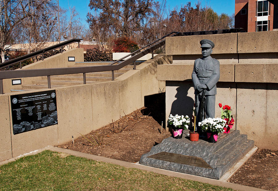 Hlob Vaj Pov Tus Statue(Mlom) Nyob Chico, CA Raug Neeg Phem Muab Thawb Vau thiab Tsoo Puas  General-vang-pao-memorial-monument-2013-james-warren