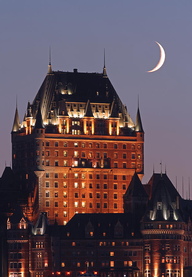 Os Lampejos da Jyhad: A Ordem Oculta - Parte 2 - Página 5 New-moon-over-chateau-frontenac-in-quebec-city-juergen-roth