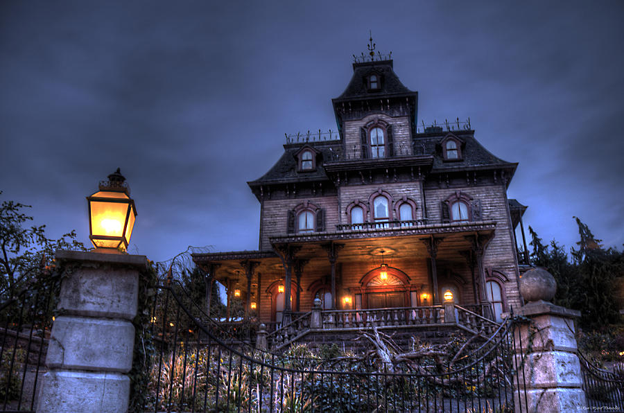 Замок с привидениями во франции люси. Haunted Mansion дом. Заброшенный замок Дракулы. Дом привидение во Франции.