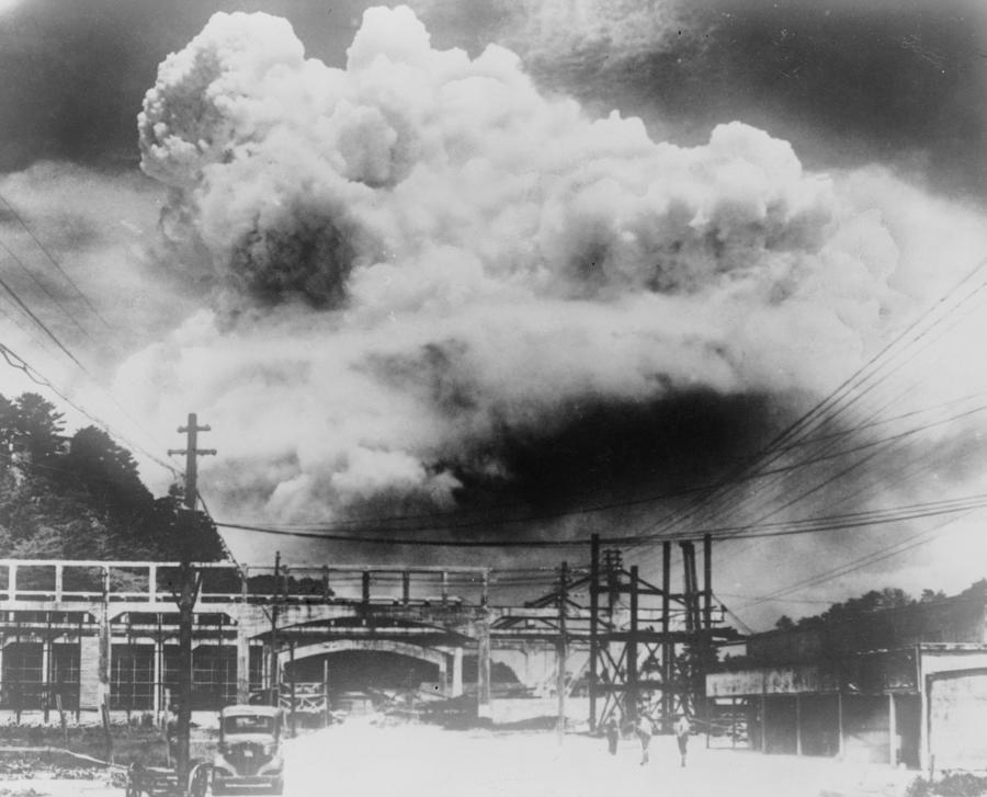 Oliver Stone – 10 épisodes sur les US de la WW2 à nos jours Japanese-photo-of-the-mushroom-cloud-everett