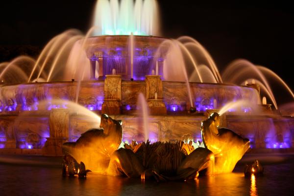 أجمل نافورات العالم - صفحة 2 Buckingham-fountain-at-night-laura-kinker