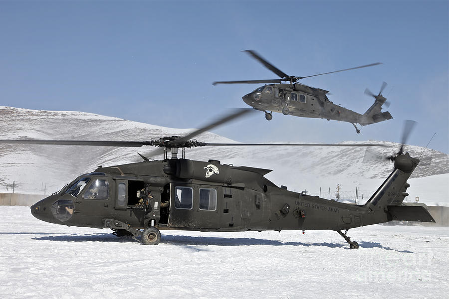 معلومة لا تعرفها عن USAF  Two-us-army-uh-60-black-hawk-stocktrek-images