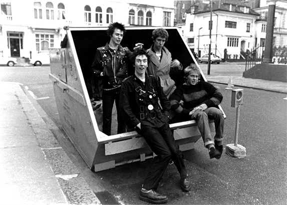 Only for Rockers - Pagina 4 Janette-beckman-sex-pistols-hyde-park-1977-300903_0x410