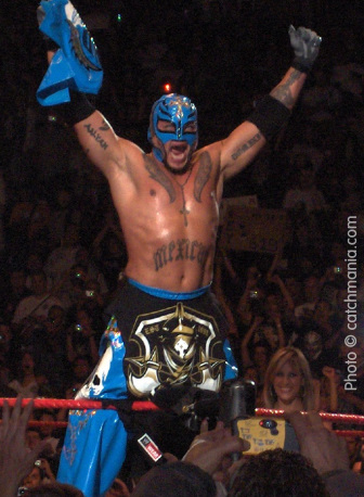  صور لجميع نجوم المصارعة بس جمدة طحن تفضلو Hyoad_rey-mysterio