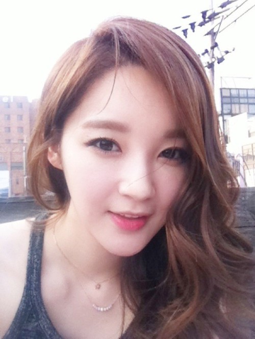 [Biografía] Davichi Davichis-kang-min-kyung-sunbathing-at-terrace-in-tank-top