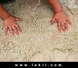 احتفظى بذكرى جميله لطفلك وهو صغير .... Ashgal_73_making_handprints