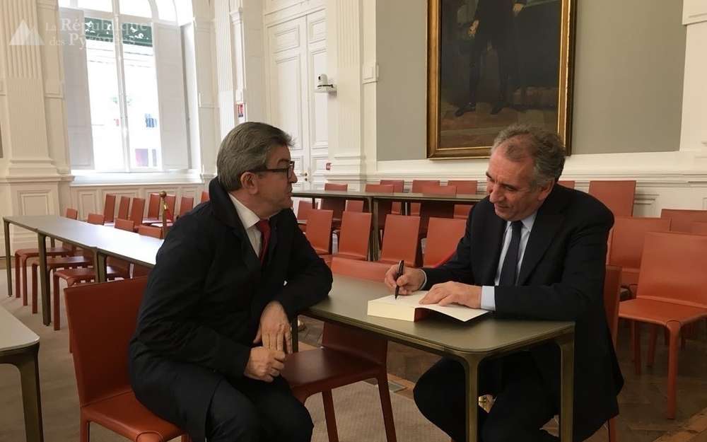 Mélanchonade ! Jean-luc-melenchon-et-francois-bayrou-dans-la-salle-du-conseil-de-la-mairie-de-pau