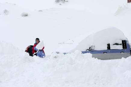 beaucoup de neige dans le Bearn et Pyrenées Difficile-de-retrouver-sa-voiture-sous-une-telle-couche-de_928750_490x290