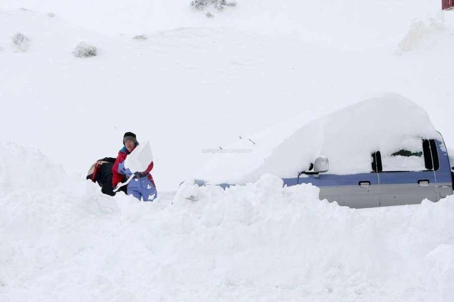 beaucoup de neige dans le Bearn et Pyrenées Difficile-de-retrouver-sa-voiture-sous-une-telle-couche-de_928750_800x600