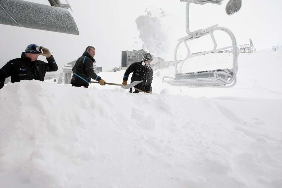 beaucoup de neige dans le Bearn et Pyrenées Le-personnel-de-la-pierre-saint-martin-a-l-oeuvre-mais-les_928749_800x600