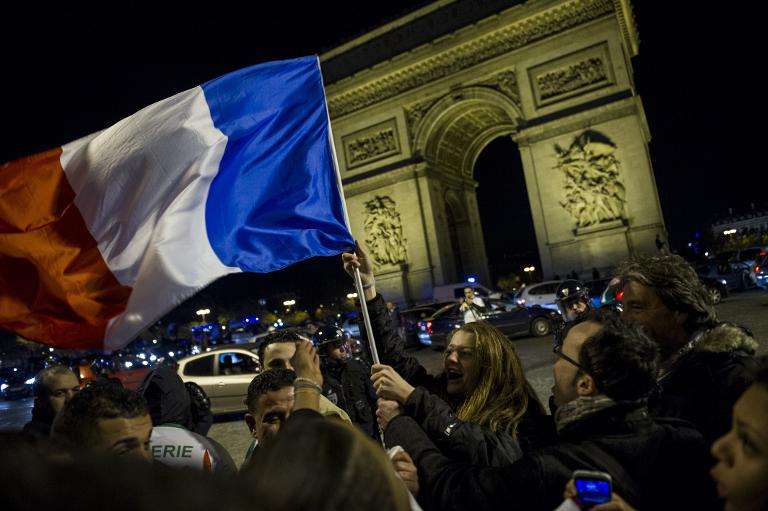 EQUIPE DE FRANCE - Page 2 Des-supporters-fetent-la-victoire-des-bleus-le-19-novembre_988592_490x326p