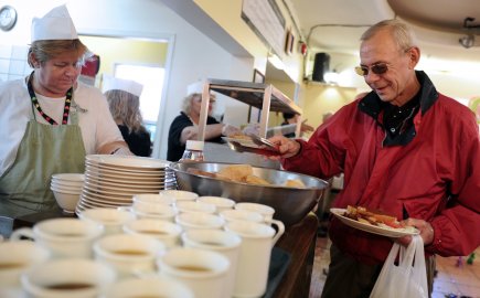 Au Québec : Des maisons qui viennent en aide aux sans-abri et démunis 381787-habitue-cafe-rencontre-centre-ville