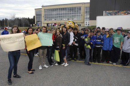 Évênements, petite organisations et autres au Québec ou au Canada. - Page 3 498100-ambiance-festive-ecole-secondaire-musique