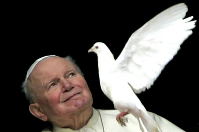 Les colombes du Pape, un mauvais présage ?  326290-jean-paul-ii-regarde-colombe