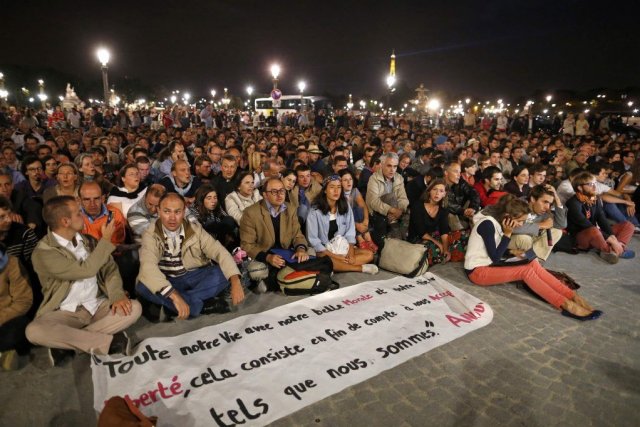 Manifestation nocturne à Paris contre le mariage gai 737660-assis-terre-certains-avec-bougies