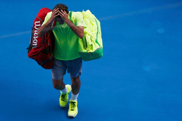 Open d'Australie 2015 960526-roger-federer-quitte-court-tete