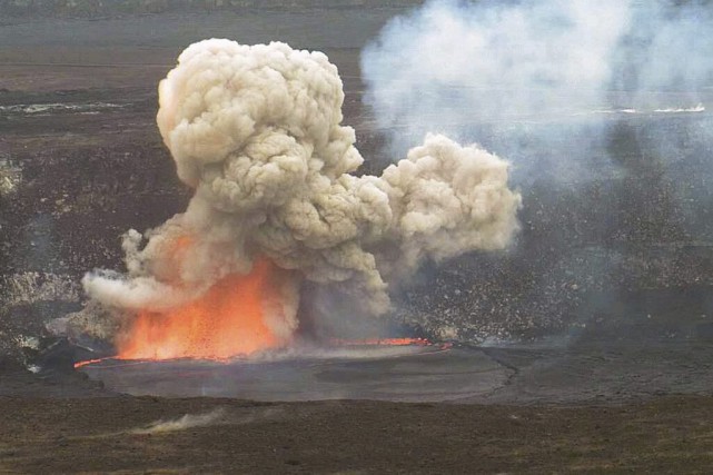 Hawaï: explosion dans le volcan Kilauea 1004515-volcan-crache-projectiles-plus-85