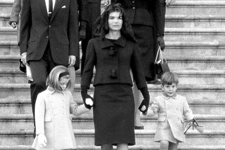 Kennedy Assassiné 772457-jackie-descend-marches-capitole-avec