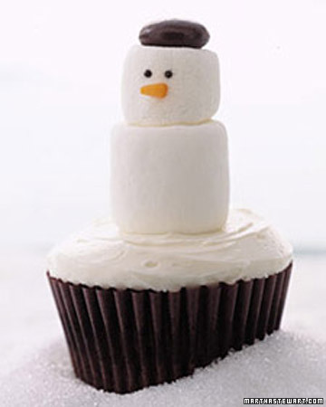  ابدع بطريقة مختلفة ورائعة 0306_kids_snowmancupcake_xl