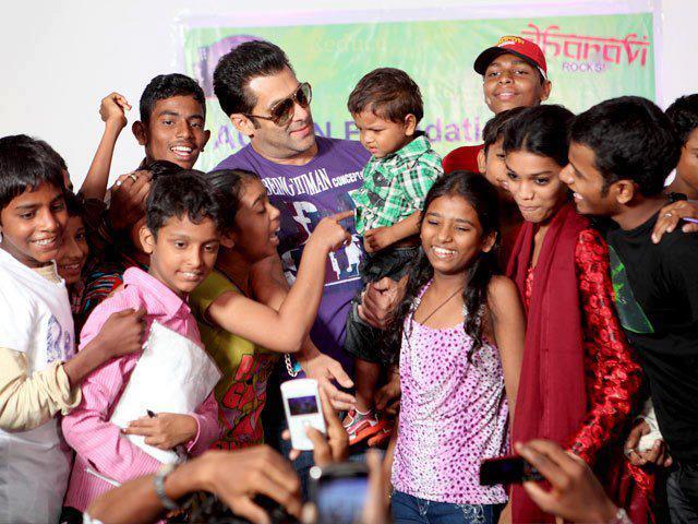 salman - ~~Salman with kids~~ More-cute-pix-salman-khan-kids-dharavi-project